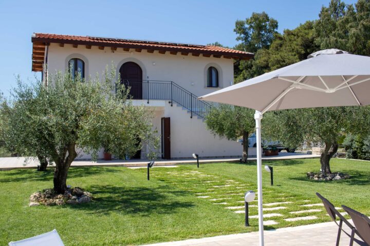 Casa con giardino e ulivi dell'Agriturismo Casarancio vicino Milazzo