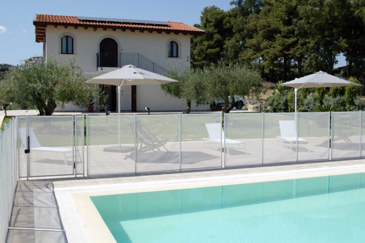 Casa in stile mediterraneo e piscina con ombrelloni e lettini dell'Agriturismo Casarancio vicino Milazzo