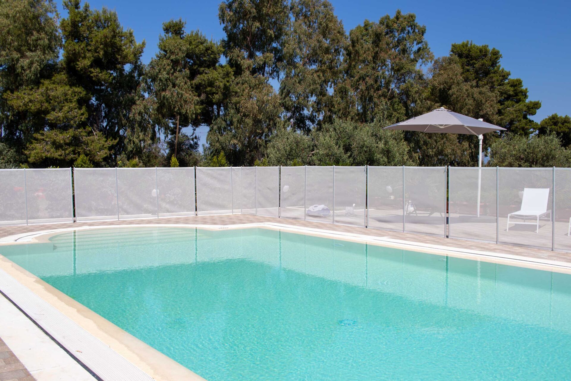 Piscina circondata dal verde dell'Agriturismo Casarancio vicino Milazzo