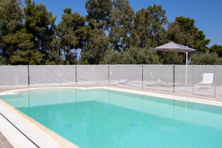 Piscina circondata dal verde dell'Agriturismo Casarancio vicino Milazzo
