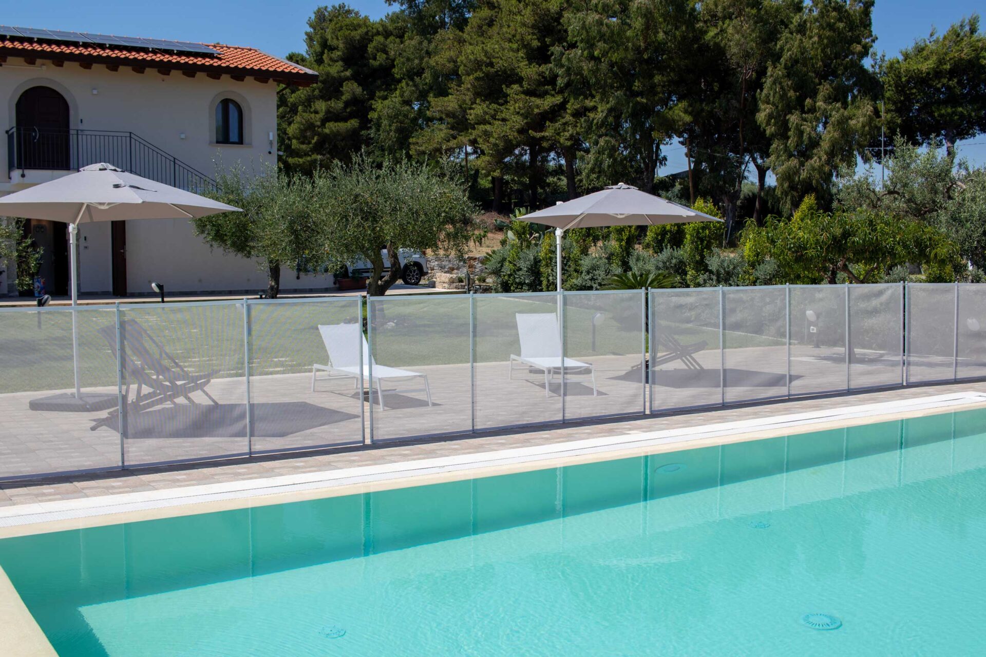 Piscina e casa in stile mediterraneo dell'Agriturismo Casarancio vicino Milazzo