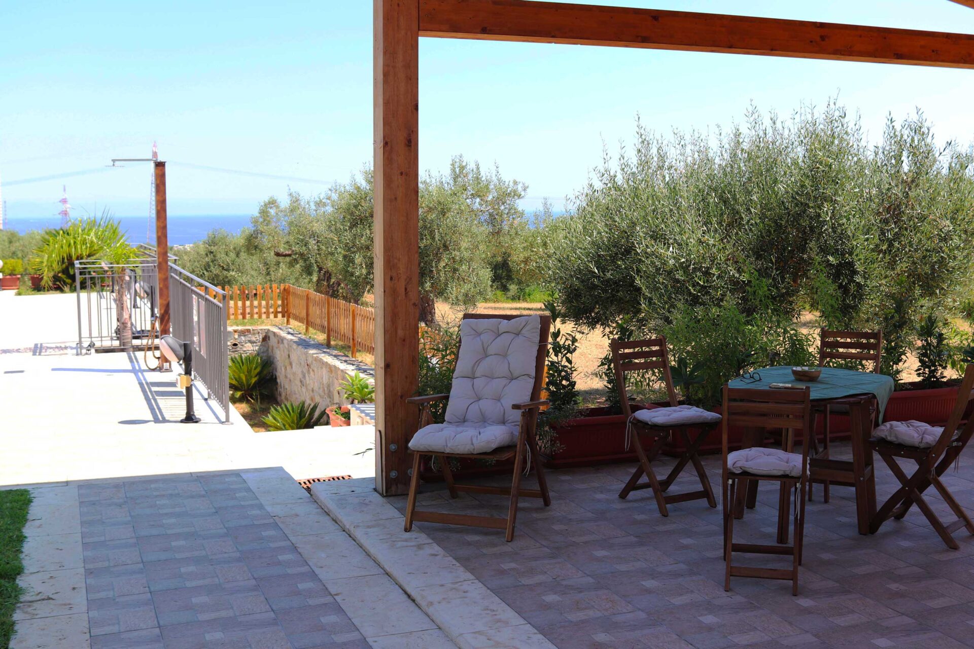Veranda in legno con tavolo e vista mare dell'Agriturismo Casarancio vicino Milazzo