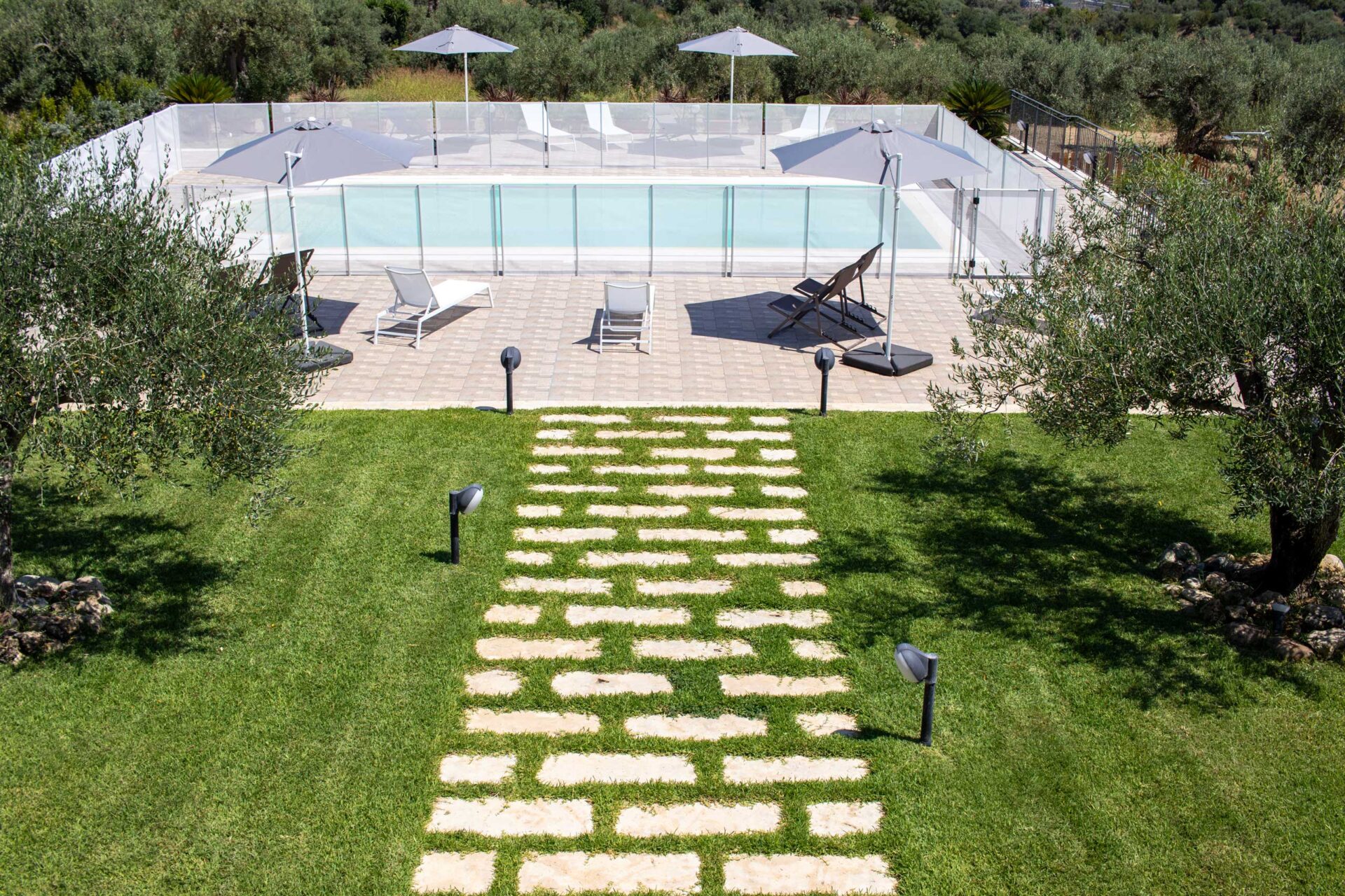 Vialetto in pietra che porta alla piscina dell'Agriturismo Casarancio vicino Milazzo