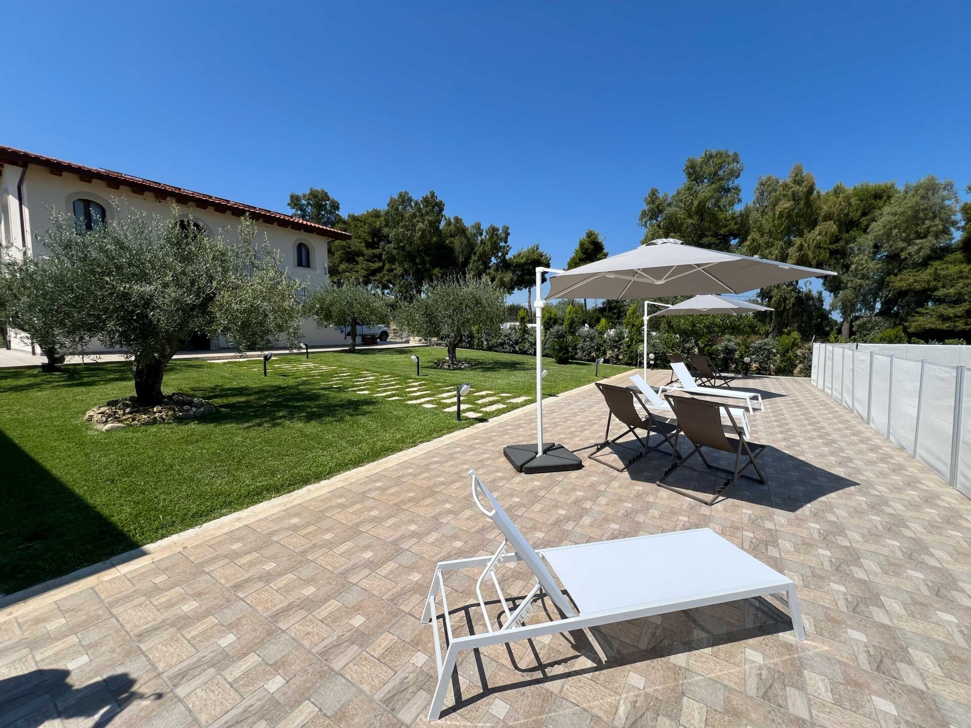 Casale con prato, ulivi e area solarium con lettini all'Agriturismo Casarancio vicino Milazzo